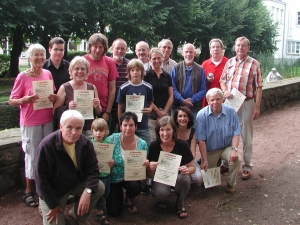 Alle Sieger mit dem Spielleiter und der badenden im Hintergrund